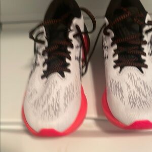 Women’s size 9 ASICS LIKE NEW. Worn only a few times.